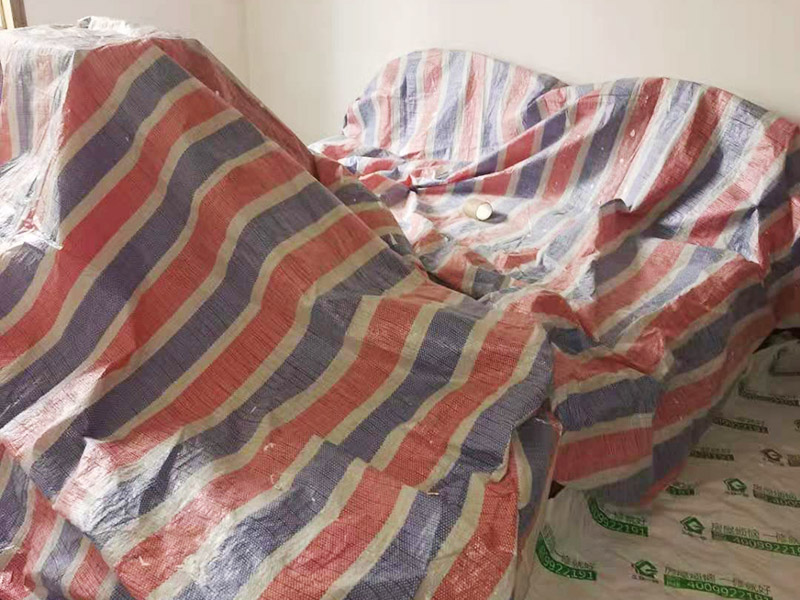 舊房客廳翻新：首先如果只是翻新墻面，地面就需要做好成品保護(hù)，這樣免得造成地面二次污染，老墻面的翻新處理的時(shí)候要注意將老墻面的原有裝修和裝飾都一并的清除。水泥層損壞，將損壞的墻面部分全部鏟除，之后再使用水泥進(jìn)行涂抹。墻面的底漆作用非常重要，具有防潮、保護(hù)墻面、提高墻面粉刷效果的作用。最后再刷乳膠漆，在進(jìn)行涂刷的時(shí)候也要從上到下順著一個(gè)方向進(jìn)行涂刷。