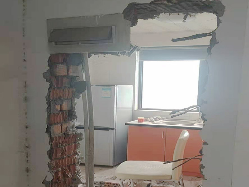 局部拆除,開門洞:首先對(duì)門洞的大小進(jìn)行測量和劃線，然后借助墻體切割機(jī)或沖擊鉆，沿著線條的位置進(jìn)行切割，切割出輪廓之后再用鐵錘把墻體敲碎，之后用沖擊鉆來修整門邊，最后把產(chǎn)生的垃圾清走，用水泥給門洞找平。