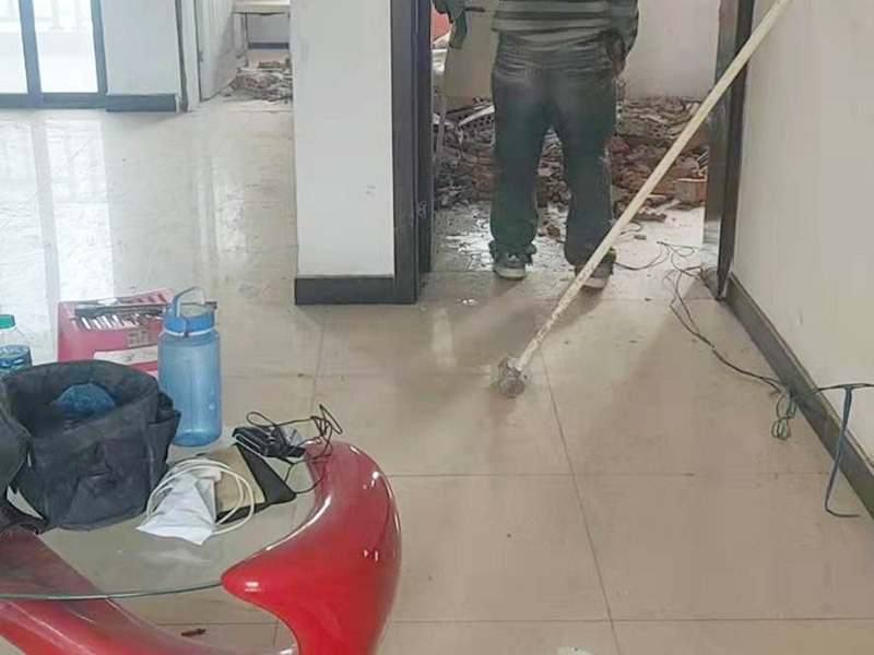 局部拆除,開門洞:首先對(duì)門洞的大小進(jìn)行測量和劃線，然后借助墻體切割機(jī)或沖擊鉆，沿著線條的位置進(jìn)行切割，切割出輪廓之后再用鐵錘把墻體敲碎，之后用沖擊鉆來修整門邊，最后把產(chǎn)生的垃圾清走，用水泥給門洞找平。