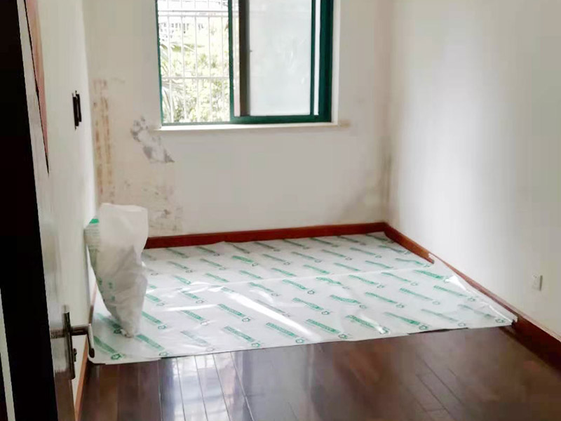 局部改造施工：首先將房屋內(nèi)家具搬走或者搬至不翻新的地方暫時(shí)保存，然后做好成品保護(hù)，然后更換舊的水路管線，按新設(shè)計(jì)的管線打洞、布管安裝，更換舊的電路，按新的設(shè)計(jì)要求開槽布線等。施工區(qū)域不同，就有不同的施工流程。