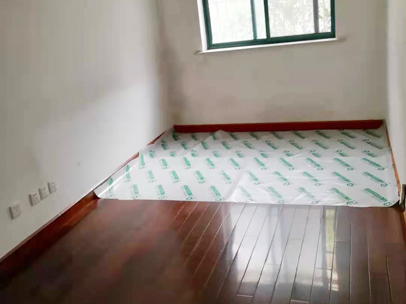 局部改造施工：首先將房屋內(nèi)家具搬走或者搬至不翻新的地方暫時(shí)保存，然后做好成品保護(hù)，然后更換舊的水路管線，按新設(shè)計(jì)的管線打洞、布管安裝，更換舊的電路，按新的設(shè)計(jì)要求開槽布線等。施工區(qū)域不同，就有不同的施工流程。