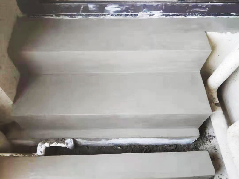 戶外磚砌水泥樓梯：先根據(jù)事先確定的弧度，在墻面上沿著弧度抹上水泥砂漿，沿著水泥砂漿，從里向外砌筑。水泥澆筑時間最好能達到3個月或者3個月以上，雖然水泥能在十幾天左右就能凝固，但是，水泥濕氣沒有全部揮發(fā)，再加上實木怕濕氣，所以，如果過早的全部封死，很容易返潮把踏板泡腐爛。