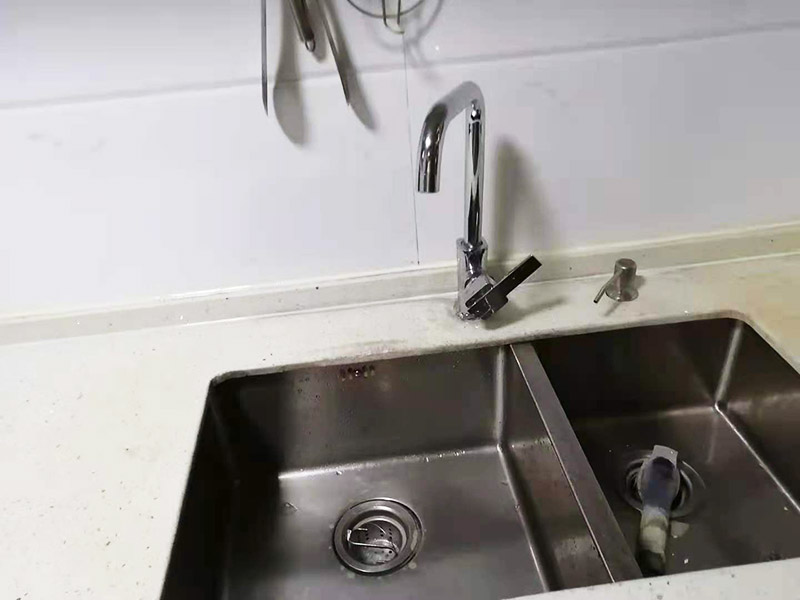 水槽臺(tái)盆打膠維修：把水池放好后，需在盆的四周畫上記號(hào)，并且把水池取下，接著再打玻璃膠即可。等玻璃較打好后，需要把盆放下去壓一下，并把多余的膠用刮板刮掉即可。當(dāng)然，玻璃膠也可以替換成密封條，同樣具備防水作用。