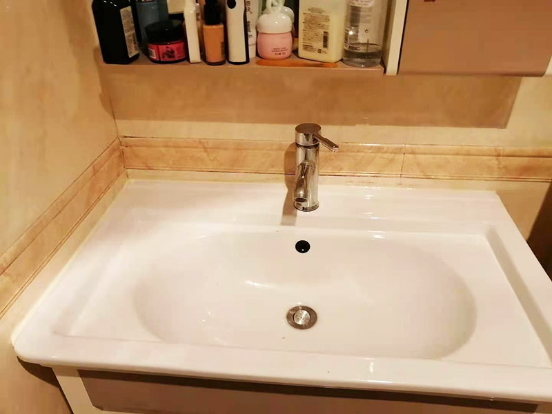 水槽臺(tái)盆打膠維修：把水池放好后，需在盆的四周畫上記號(hào)，并且把水池取下，接著再打玻璃膠即可。等玻璃較打好后，需要把盆放下去壓一下，并把多余的膠用刮板刮掉即可。當(dāng)然，玻璃膠也可以替換成密封條，同樣具備防水作用。