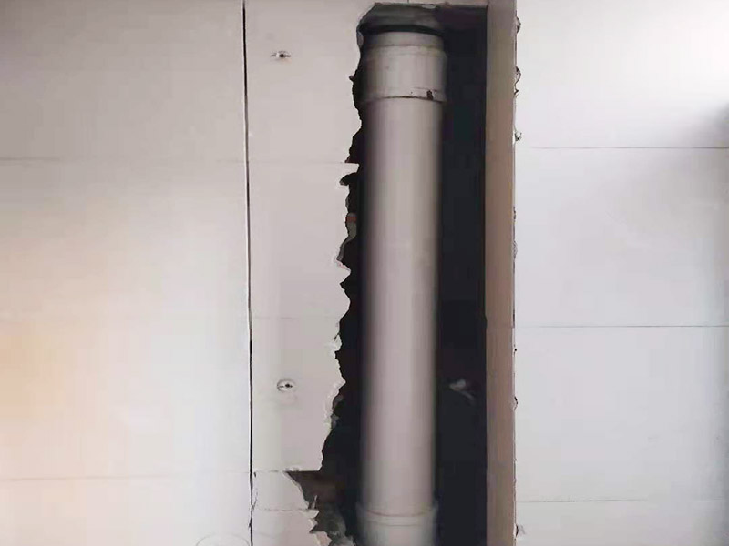 主排水管道維修更換：漏水的地方太大，建議換新水管，更換前要將整棟樓的水停下來，否則就會影響到后期的施工。更換的時候要將漏水的地方截掉，然后套上尺寸相同的新管，并用PVC膠水把連接處粘好。假如滲透的不嚴重，那么直接用PVC膠水粘結好，再拿防水布裹緊即可。