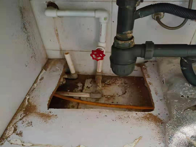 主排水管道維修更換：漏水的地方太大，建議換新水管，更換前要將整棟樓的水停下來，否則就會影響到后期的施工。更換的時候要將漏水的地方截掉，然后套上尺寸相同的新管，并用PVC膠水把連接處粘好。假如滲透的不嚴重，那么直接用PVC膠水粘結好，再拿防水布裹緊即可。