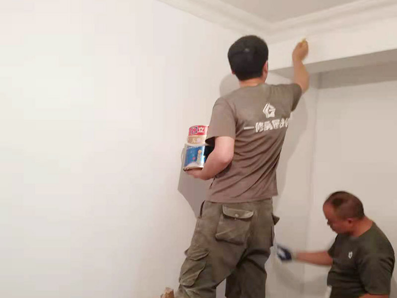 客廳墻面刷漆修補：首先檢查墻面問題點在哪里，找到問題逐步解決，如果發(fā)現(xiàn)墻體不夠堅實，墻面存在大裂縫等問題，應該先對墻面進行處理。此時需要注意處理墻面的時候，膩子，膠水，涂料在施工的會后難免會對周圍已經裝修好的成品造成影響，在施工前要做好成品的保護。清理好打磨后的膩子表面的浮塵被，就可以刷底漆了，底漆可以提高面漆的附著力、增加面漆的豐滿度、提供抗堿性、提供防腐功能等，使用底漆后面漆更易涂刷，減少了面漆的使用量。