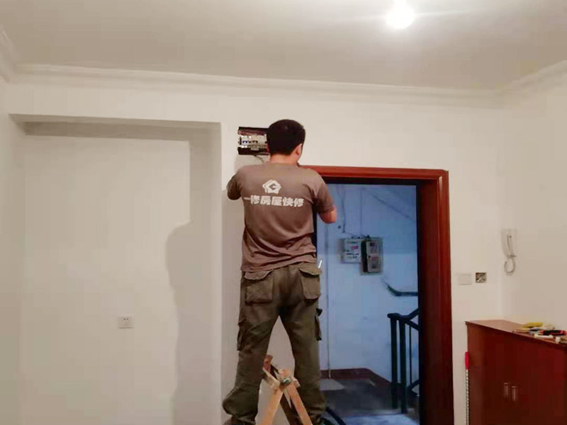 客廳墻面刷漆修補：首先檢查墻面問題點在哪里，找到問題逐步解決，如果發(fā)現(xiàn)墻體不夠堅實，墻面存在大裂縫等問題，應該先對墻面進行處理。此時需要注意處理墻面的時候，膩子，膠水，涂料在施工的會后難免會對周圍已經裝修好的成品造成影響，在施工前要做好成品的保護。清理好打磨后的膩子表面的浮塵被，就可以刷底漆了，底漆可以提高面漆的附著力、增加面漆的豐滿度、提供抗堿性、提供防腐功能等，使用底漆后面漆更易涂刷，減少了面漆的使用量。