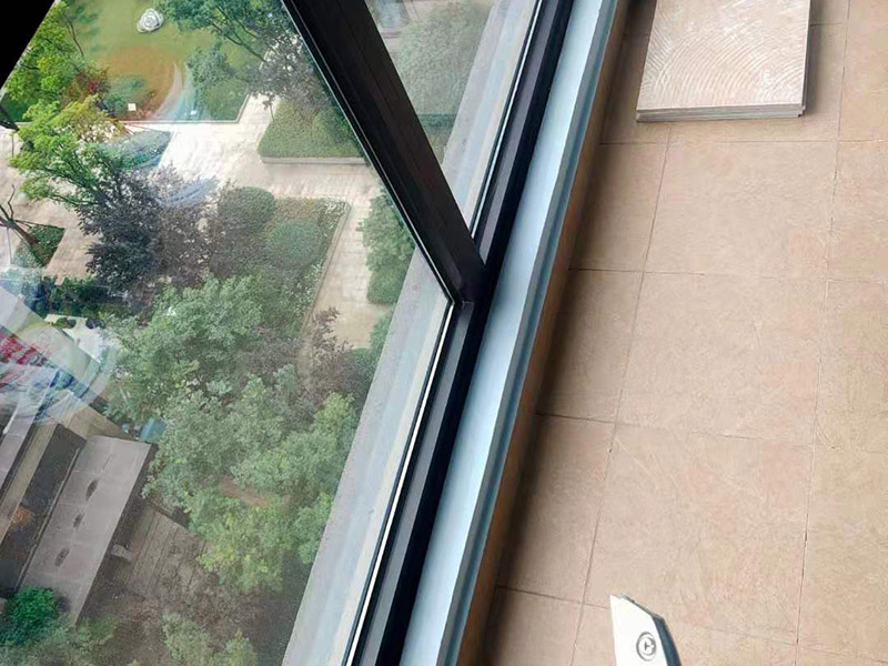 陽(yáng)臺(tái)窗框找平刷白：陽(yáng)臺(tái)漏水如果是窗戶與墻體之間的接縫過大，可以將原有的老化或破損的密封材料剔除，然后將基層處理干凈平整順直。對(duì)于窗戶與墻體較大的縫隙處用發(fā)泡膠填滿，內(nèi)、外側(cè)及窗框、窗扇壓條必須打滿膠密封起來。