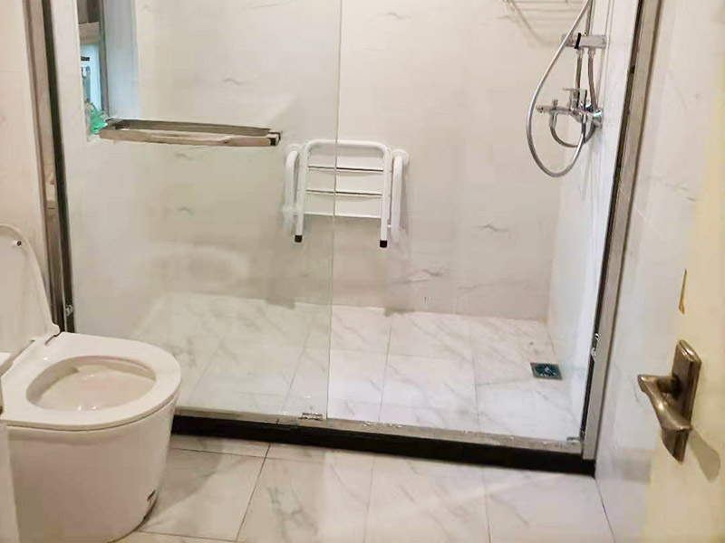 浴室防水裝修：首先就要把衛(wèi)生間的地平面整平。地面不平，在涂刷防水涂料的時候就可能會涂不均勻，又或是地面因為不平而容易裂開，一般都是自地平面向上在墻面上涂刷30cm；淋浴房區(qū)就需要把防水涂料涂刷到180cm，這樣噴頭的水就不容易滲入墻內(nèi)，防水層涂刷好后，需要晾一段時間。為了讓防水層與墻面更好地融合在一起，以防止在之后的施工中對防水層造成破壞。