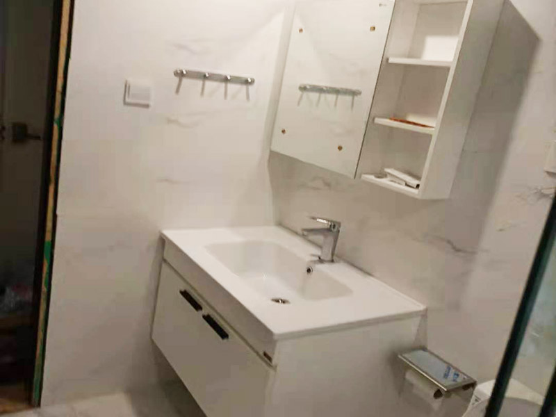 浴室防水裝修：首先就要把衛(wèi)生間的地平面整平。地面不平，在涂刷防水涂料的時候就可能會涂不均勻，又或是地面因為不平而容易裂開，一般都是自地平面向上在墻面上涂刷30cm；淋浴房區(qū)就需要把防水涂料涂刷到180cm，這樣噴頭的水就不容易滲入墻內(nèi)，防水層涂刷好后，需要晾一段時間。為了讓防水層與墻面更好地融合在一起，以防止在之后的施工中對防水層造成破壞。