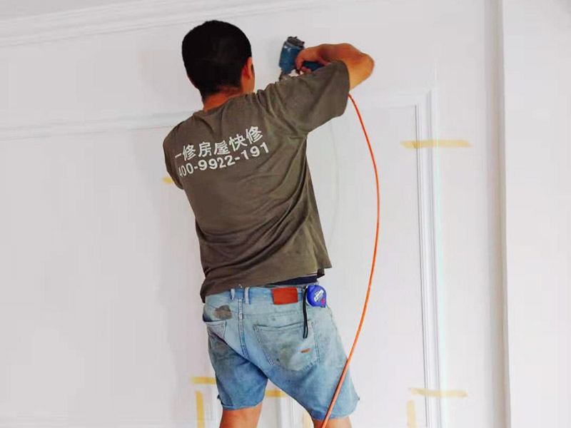 背景墻做石膏線：簡單的石膏線不僅能提高背景墻的格調(diào)，還起到了將背景墻獨立開來的作用，簡單大方。兩層的電視墻石膏線不僅將墻面拉伸，也讓整個背景墻顯得不那么單調(diào)，這樣的裝修會使得墻面呈現(xiàn)出一種層次感，利用顏色與石膏線的區(qū)分，讓墻面更有立體感。