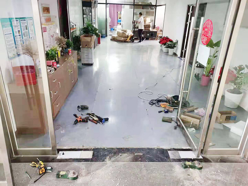 玻璃門地彈簧更換：地彈簧是一種閉門器，而這種閉門器在玻璃門中使用較多。玻璃門地彈簧也是一種液壓式閉門器，其壓緊彈簧的裝置為蝸輪，主要是因?yàn)槲佪喛梢哉聪蛐D(zhuǎn)，根據(jù)玻璃門地彈簧的特點(diǎn)，基本配置是天軸和地軸，除了玻璃門，可以適用于幾乎所有木制、鋼制、鋁合金門和使用玻璃門夾的無(wú)邊框玻璃門。