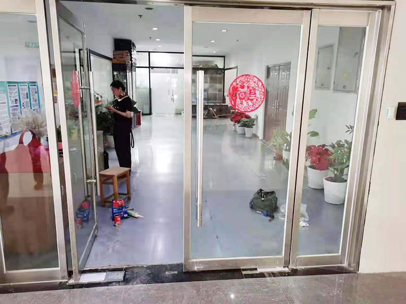 玻璃門地彈簧更換：地彈簧是一種閉門器，而這種閉門器在玻璃門中使用較多。玻璃門地彈簧也是一種液壓式閉門器，其壓緊彈簧的裝置為蝸輪，主要是因?yàn)槲佪喛梢哉聪蛐D(zhuǎn)，根據(jù)玻璃門地彈簧的特點(diǎn)，基本配置是天軸和地軸，除了玻璃門，可以適用于幾乎所有木制、鋼制、鋁合金門和使用玻璃門夾的無(wú)邊框玻璃門。