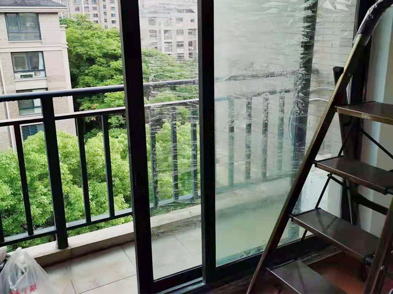 玻璃門地彈簧更換：地彈簧是一種閉門器，而這種閉門器在玻璃門中使用較多。玻璃門地彈簧也是一種液壓式閉門器，其壓緊彈簧的裝置為蝸輪，主要是因?yàn)槲佪喛梢哉聪蛐D(zhuǎn)，根據(jù)玻璃門地彈簧的特點(diǎn)，基本配置是天軸和地軸，除了玻璃門，可以適用于幾乎所有木制、鋼制、鋁合金門和使用玻璃門夾的無(wú)邊框玻璃門。