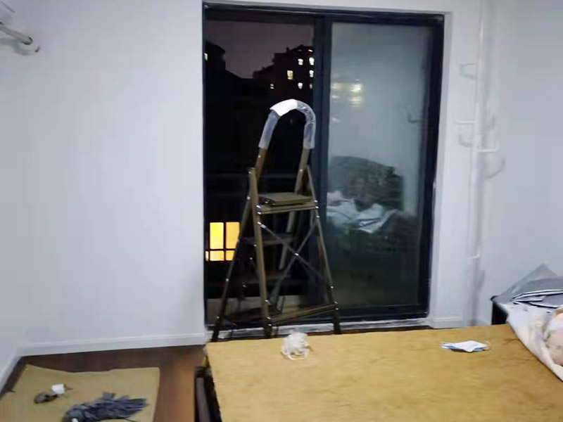 玻璃門地彈簧更換：地彈簧是一種閉門器，而這種閉門器在玻璃門中使用較多。玻璃門地彈簧也是一種液壓式閉門器，其壓緊彈簧的裝置為蝸輪，主要是因?yàn)槲佪喛梢哉聪蛐D(zhuǎn)，根據(jù)玻璃門地彈簧的特點(diǎn)，基本配置是天軸和地軸，除了玻璃門，可以適用于幾乎所有木制、鋼制、鋁合金門和使用玻璃門夾的無(wú)邊框玻璃門。