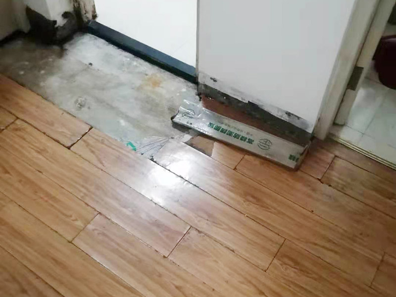 地板重新鋪貼：首先將原有的木地板或者瓷磚拆除掉，最好先從踢腳線開始拆除，這樣比較方便拆一點(diǎn)。然后如果發(fā)現(xiàn)地面不平整的地方，再重新打磨平整后，最后再重新上地磚或是木地板來鋪貼。