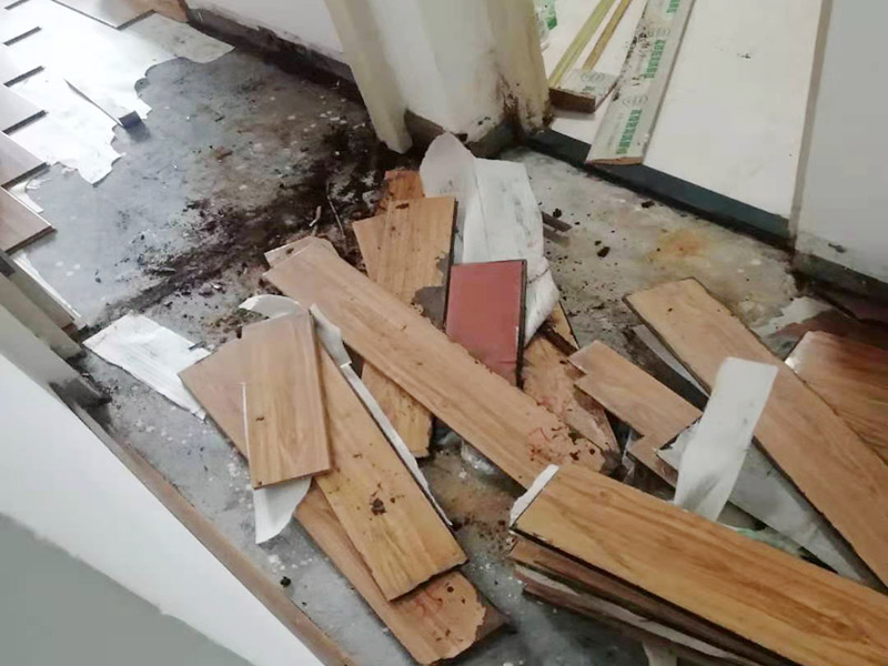 地板重新鋪貼：首先將原有的木地板或者瓷磚拆除掉，最好先從踢腳線開始拆除，這樣比較方便拆一點(diǎn)。然后如果發(fā)現(xiàn)地面不平整的地方，再重新打磨平整后，最后再重新上地磚或是木地板來鋪貼。