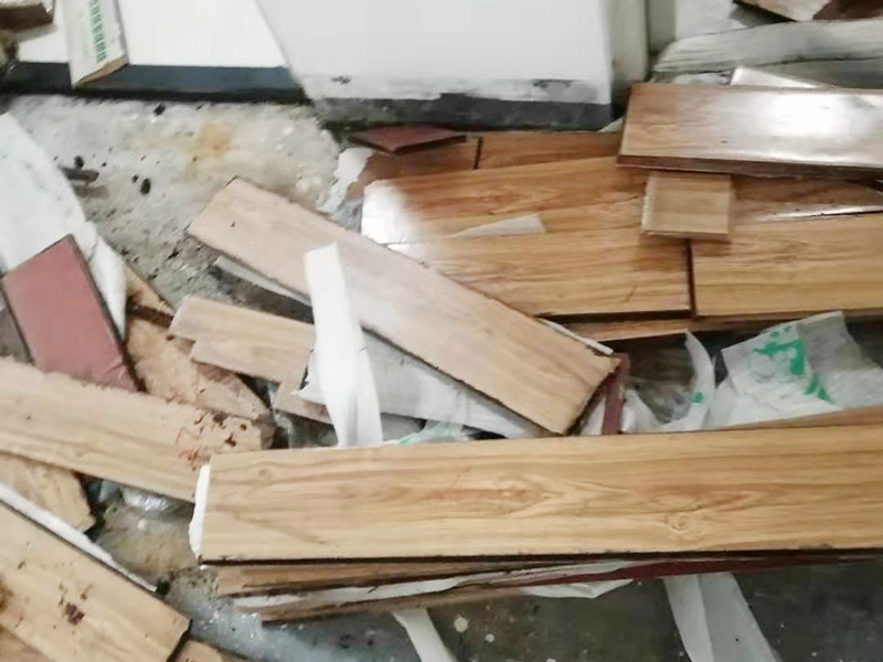 地板重新鋪貼：首先將原有的木地板或者瓷磚拆除掉，最好先從踢腳線開始拆除，這樣比較方便拆一點(diǎn)。然后如果發(fā)現(xiàn)地面不平整的地方，再重新打磨平整后，最后再重新上地磚或是木地板來鋪貼。