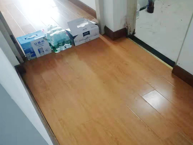 地板重新鋪貼：首先將原有的木地板或者瓷磚拆除掉，最好先從踢腳線開始拆除，這樣比較方便拆一點(diǎn)。然后如果發(fā)現(xiàn)地面不平整的地方，再重新打磨平整后，最后再重新上地磚或是木地板來鋪貼。