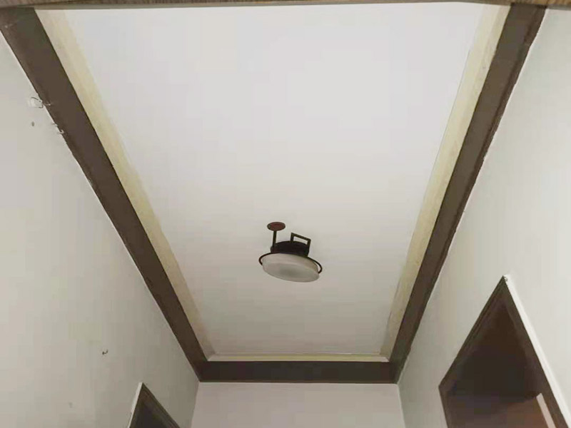 房屋天花板刷新：在施工之前要先將舊墻上的涂膜清理干凈，不能有殘留，并且要將頂上的膠痕清理干凈。同時(shí)在刷墻時(shí)要從上往下刷，先刷天花板，再刷墻面，但是在施工時(shí)要注意刷子的痕跡，不要縱橫交錯(cuò)，要保持均勻度。