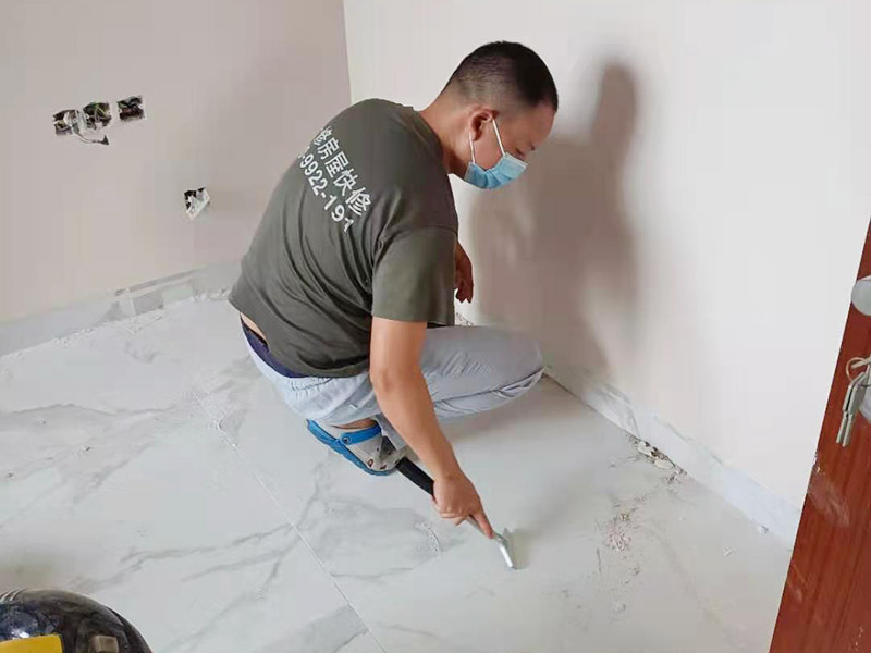 墻面刷乳膠漆服務(wù)：墻面上有污漬的話，會直接影響到乳膠漆的附著力。這其實是在變向浪費乳膠漆。如果強刷乳膠漆的話，只會出現(xiàn)墻面不均勻，油漆刷不上的情況。所以需要鏟除舊墻做好基層處理。然后再刷底漆乳膠漆