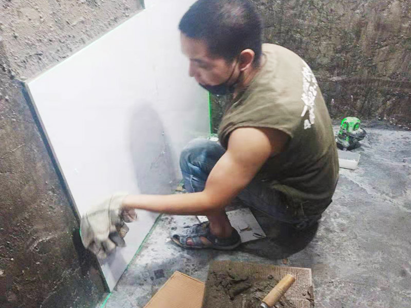 墻面貼磚施工：貼磚前對(duì)墻壁將進(jìn)行檢查，看墻壁是否有裂縫，做好修補(bǔ)，然后最好用水潤(rùn)濕墻壁，這在墻壁的瓷磚和墻壁之間是有益的更好的粘接。鋪貼墻磚時(shí)，必須先對(duì)墻磚和墻磚進(jìn)行測(cè)量和整理，這樣即規(guī)劃了位置，也保證墻磚鋪貼的美觀度。