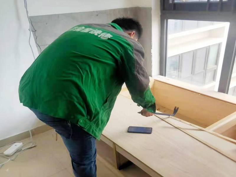 局部拆除維修：榻榻米的安裝是一個很講究工藝且相對較為復(fù)雜的過程，沒有專業(yè)人士的輔助，是根本裝不上的。只能安裝在固定的地方，所以后期如果有空間需要重新規(guī)劃只能拆除它，拆除時榻榻米可能就不能保證不損壞。