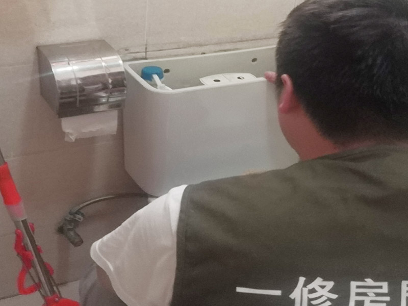 局部拆除維修：榻榻米的安裝是一個很講究工藝且相對較為復(fù)雜的過程，沒有專業(yè)人士的輔助，是根本裝不上的。只能安裝在固定的地方，所以后期如果有空間需要重新規(guī)劃只能拆除它，拆除時榻榻米可能就不能保證不損壞。