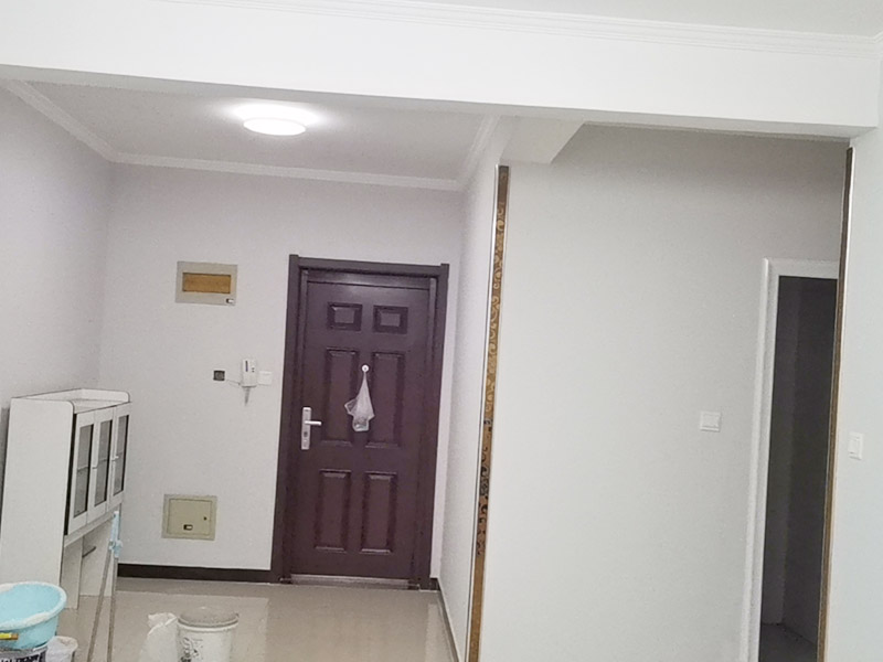 墻面空鼓掉皮維修：首先將空鼓部分敲掉，將涂料層除去，對(duì)墻面作找平處理，然后使用石膏基防霉耐水批土做墻面滿批后再刷一底二面的漆就可以了。重新進(jìn)行墻面粉刷，粉刷時(shí)需要注意，需要在粉刷前一天將墻面濕潤(rùn)。