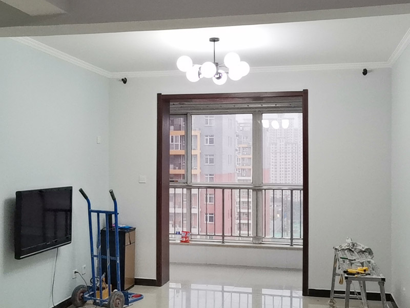 墻面空鼓掉皮維修：首先將空鼓部分敲掉，將涂料層除去，對(duì)墻面作找平處理，然后使用石膏基防霉耐水批土做墻面滿批后再刷一底二面的漆就可以了。重新進(jìn)行墻面粉刷，粉刷時(shí)需要注意，需要在粉刷前一天將墻面濕潤(rùn)。