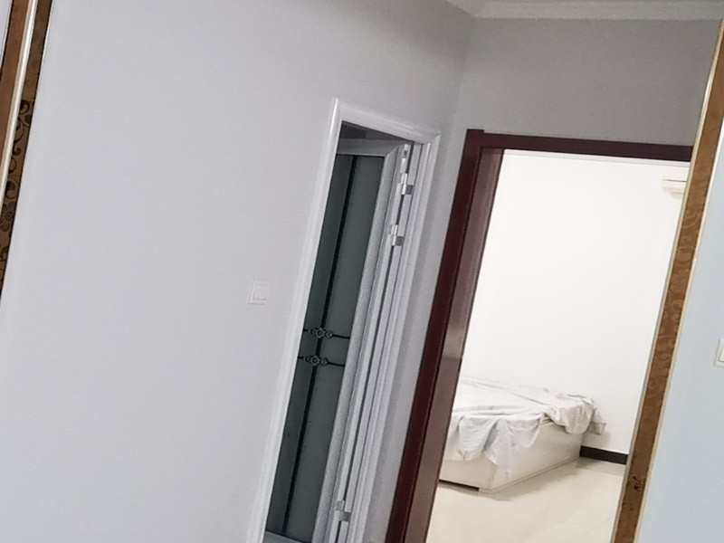 墻面空鼓掉皮維修：首先將空鼓部分敲掉，將涂料層除去，對(duì)墻面作找平處理，然后使用石膏基防霉耐水批土做墻面滿批后再刷一底二面的漆就可以了。重新進(jìn)行墻面粉刷，粉刷時(shí)需要注意，需要在粉刷前一天將墻面濕潤(rùn)。