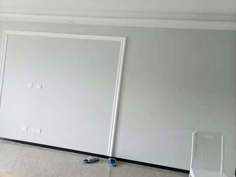 墻面乳膠漆翻新裝修：先將裝修表面上的灰塊、浮渣等雜物用開刀鏟除，如表面有油污，應(yīng)用清洗劑和清水洗凈，干燥后再用棕刷將表面灰塵清掃干凈；膠皮刮板滿刮，要求橫向刮抹平整、均勻，待第一遍膩?zhàn)痈赏负?，用粗砂紙打磨平整。底漆一定要刷勻，乳膠漆建議兩底一面，這時(shí)噴乳膠漆必須將整面墻全部噴到位，這樣就可以達(dá)到翻新的效果，會(huì)有陳舊感