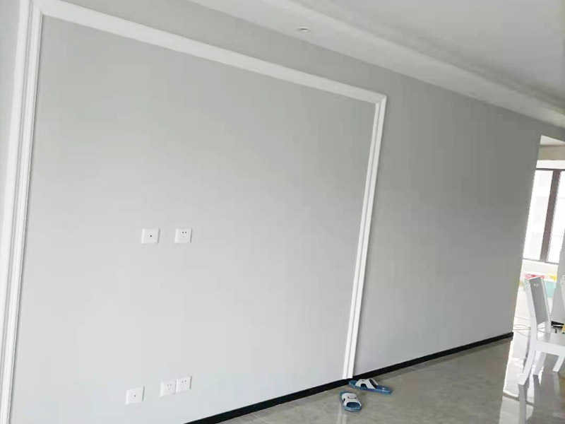 墻面乳膠漆翻新裝修：先將裝修表面上的灰塊、浮渣等雜物用開刀鏟除，如表面有油污，應(yīng)用清洗劑和清水洗凈，干燥后再用棕刷將表面灰塵清掃干凈；膠皮刮板滿刮，要求橫向刮抹平整、均勻，待第一遍膩?zhàn)痈赏负?，用粗砂紙打磨平整。底漆一定要刷勻，乳膠漆建議兩底一面，這時(shí)噴乳膠漆必須將整面墻全部噴到位，這樣就可以達(dá)到翻新的效果，會(huì)有陳舊感