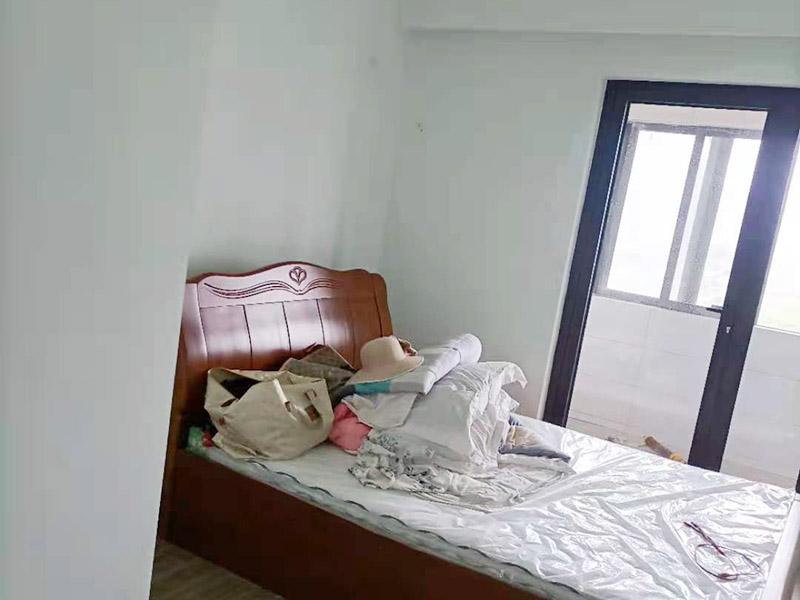 墻面乳膠漆翻新裝修：先將裝修表面上的灰塊、浮渣等雜物用開刀鏟除，如表面有油污，應(yīng)用清洗劑和清水洗凈，干燥后再用棕刷將表面灰塵清掃干凈；膠皮刮板滿刮，要求橫向刮抹平整、均勻，待第一遍膩?zhàn)痈赏负?，用粗砂紙打磨平整。底漆一定要刷勻，乳膠漆建議兩底一面，這時(shí)噴乳膠漆必須將整面墻全部噴到位，這樣就可以達(dá)到翻新的效果，會(huì)有陳舊感