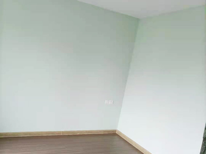 墻面乳膠漆翻新裝修：先將裝修表面上的灰塊、浮渣等雜物用開刀鏟除，如表面有油污，應(yīng)用清洗劑和清水洗凈，干燥后再用棕刷將表面灰塵清掃干凈；膠皮刮板滿刮，要求橫向刮抹平整、均勻，待第一遍膩?zhàn)痈赏负?，用粗砂紙打磨平整。底漆一定要刷勻，乳膠漆建議兩底一面，這時(shí)噴乳膠漆必須將整面墻全部噴到位，這樣就可以達(dá)到翻新的效果，會(huì)有陳舊感