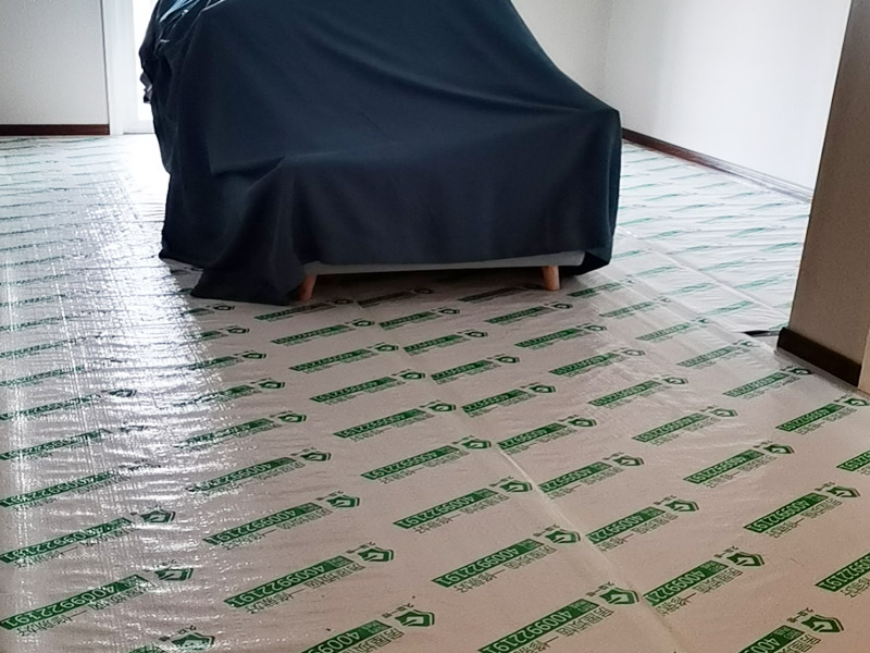 全屋地面家具成品保護(hù)：正確的施工順序應(yīng)該是搞好成品保護(hù)，地面鋪貼完成清潔干凈后，可以用厚一點(diǎn)的泡沫包裝膜，然后可以再加一層塑料膜，這樣就不至于損壞地磚了，也可以用保護(hù)膜，其效果與地板革相似。