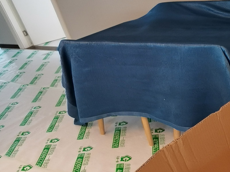 全屋地面家具成品保護(hù)：正確的施工順序應(yīng)該是搞好成品保護(hù)，地面鋪貼完成清潔干凈后，可以用厚一點(diǎn)的泡沫包裝膜，然后可以再加一層塑料膜，這樣就不至于損壞地磚了，也可以用保護(hù)膜，其效果與地板革相似。