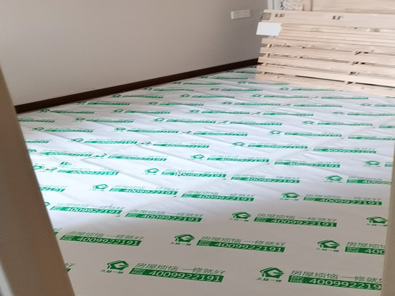 全屋地面家具成品保護(hù)：正確的施工順序應(yīng)該是搞好成品保護(hù)，地面鋪貼完成清潔干凈后，可以用厚一點(diǎn)的泡沫包裝膜，然后可以再加一層塑料膜，這樣就不至于損壞地磚了，也可以用保護(hù)膜，其效果與地板革相似。