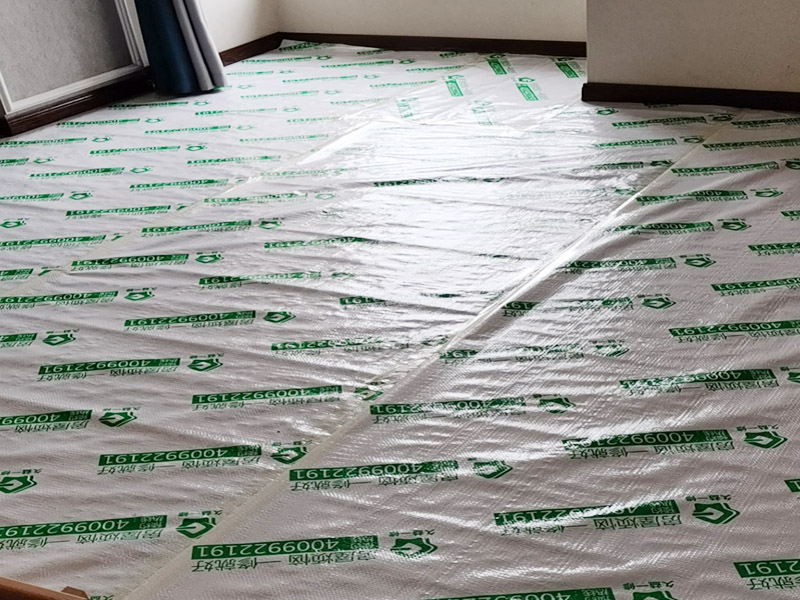 全屋地面家具成品保護(hù)：正確的施工順序應(yīng)該是搞好成品保護(hù)，地面鋪貼完成清潔干凈后，可以用厚一點(diǎn)的泡沫包裝膜，然后可以再加一層塑料膜，這樣就不至于損壞地磚了，也可以用保護(hù)膜，其效果與地板革相似。