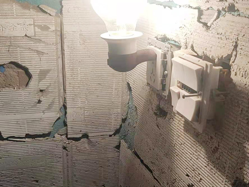 衛(wèi)生間墻磚拆除維修：衛(wèi)浴用具拆除后可以對(duì)墻面瓷磚進(jìn)行拆卸。敲磚是從墻體下方開始敲，從每塊瓷磚的邊緣開始敲。舊的防水層一般都不打掉，在敲磚后，在原有的防水層上面，再薄薄做一層防水，以提高衛(wèi)浴的防水能力。但如果需要把防水敲掉重新再做，就要敲磚需要打到批土層或打到見底。