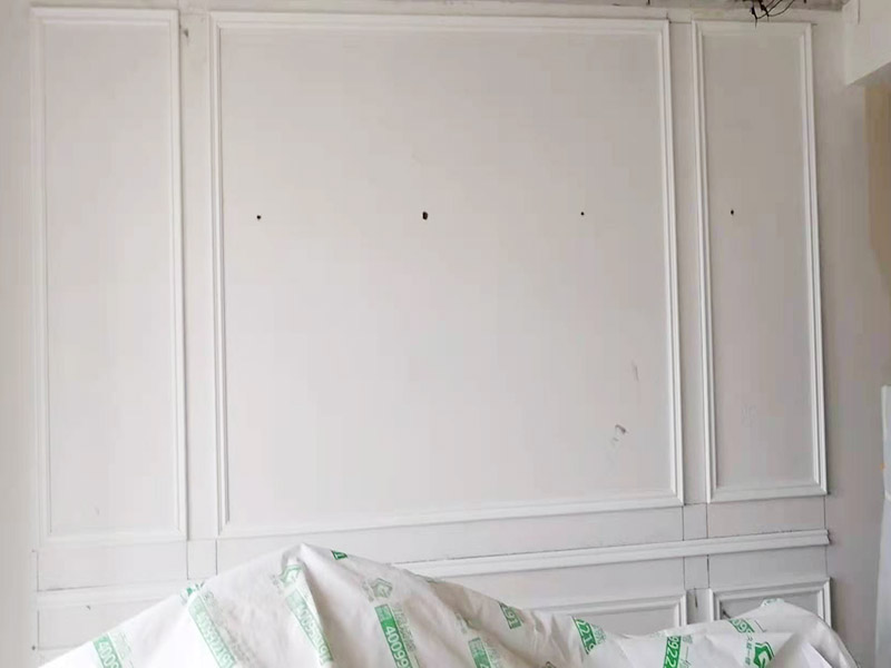 隔斷裝飾安裝維修：隔斷不僅可以起到隔斷空間的作用，讓空間相對獨立，同時更是家中一道靚麗的風景線，起到更好的裝飾效果，甚至是以實用性為主來增加儲物空間。隔斷分多種，硬隔斷是直接一堵墻或者柜子擋住作為隔斷，通透性較差；軟隔斷是有物品遮擋，但是并不遮擋視線，通透性比較高。 玻璃的通透性不會影響空間的采光效果，在視覺上還有拉伸空間的效果。小巧的體積不會占據(jù)太多空間，拆除時對空間的損害也非常小。