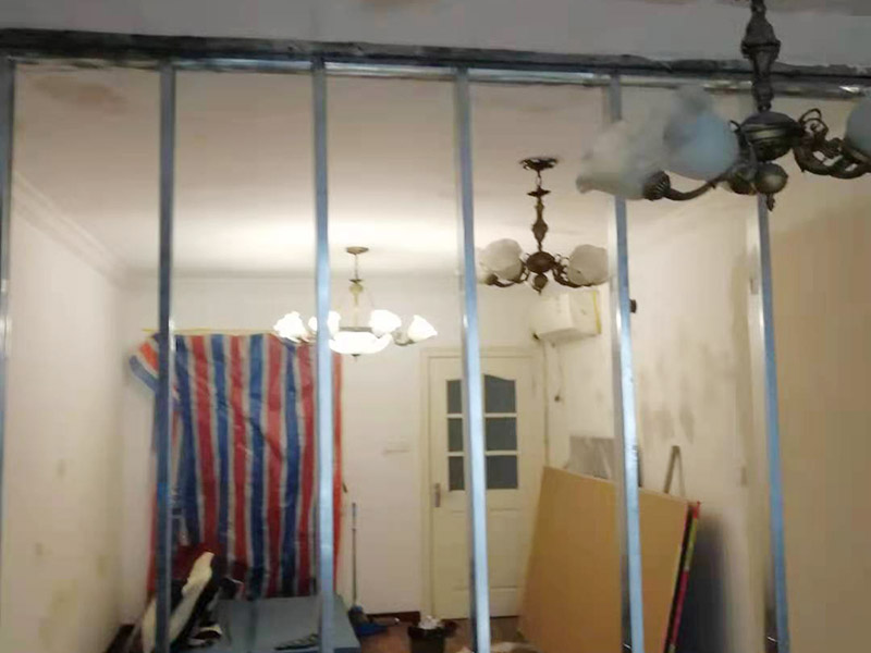 隔斷裝飾安裝維修：隔斷不僅可以起到隔斷空間的作用，讓空間相對獨立，同時更是家中一道靚麗的風景線，起到更好的裝飾效果，甚至是以實用性為主來增加儲物空間。隔斷分多種，硬隔斷是直接一堵墻或者柜子擋住作為隔斷，通透性較差；軟隔斷是有物品遮擋，但是并不遮擋視線，通透性比較高。 玻璃的通透性不會影響空間的采光效果，在視覺上還有拉伸空間的效果。小巧的體積不會占據(jù)太多空間，拆除時對空間的損害也非常小。