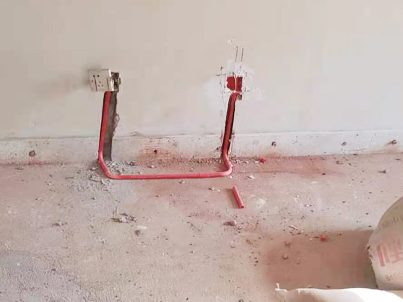 電路改造布線:首先要根據(jù)生活習慣對電路位置確定了，然后專業(yè)的電工會根據(jù)定位和電路走向，開布線槽。而布線一般采用的是線管暗埋的方式，這樣墻面就能保持美觀整潔，方便后期室內(nèi)設計。同時線管選擇冷彎管可以彎曲而不斷裂，這是布線的好選擇，因為它的轉角是有弧度的，線可以隨時更換，而且不用開墻。