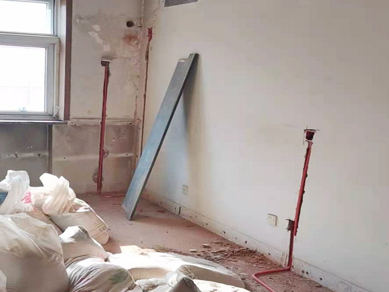 電路改造布線:首先要根據(jù)生活習慣對電路位置確定了，然后專業(yè)的電工會根據(jù)定位和電路走向，開布線槽。而布線一般采用的是線管暗埋的方式，這樣墻面就能保持美觀整潔，方便后期室內(nèi)設計。同時線管選擇冷彎管可以彎曲而不斷裂，這是布線的好選擇，因為它的轉角是有弧度的，線可以隨時更換，而且不用開墻。