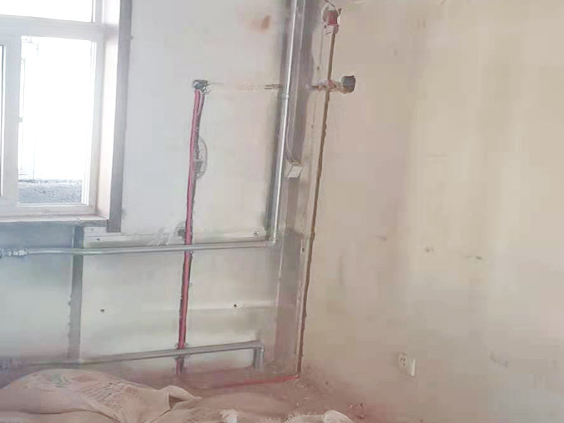 電路改造布線:首先要根據(jù)生活習慣對電路位置確定了，然后專業(yè)的電工會根據(jù)定位和電路走向，開布線槽。而布線一般采用的是線管暗埋的方式，這樣墻面就能保持美觀整潔，方便后期室內(nèi)設計。同時線管選擇冷彎管可以彎曲而不斷裂，這是布線的好選擇，因為它的轉角是有弧度的，線可以隨時更換，而且不用開墻。