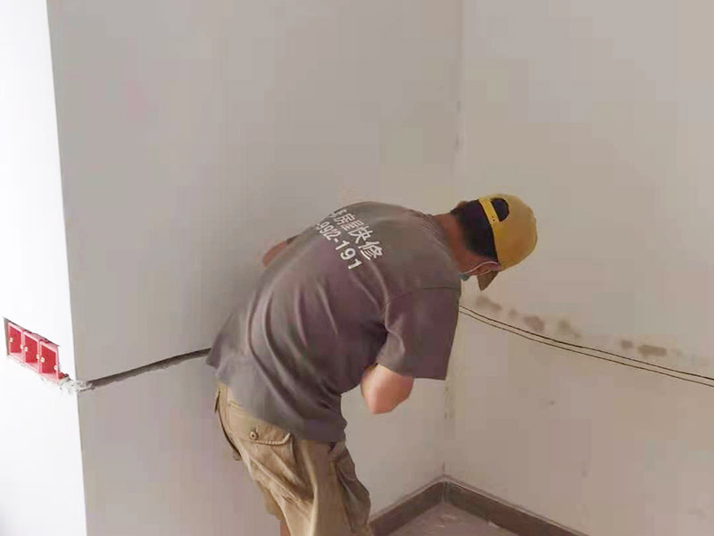 電路開槽移位維修：電路線路開槽深度應(yīng)一致，槽線頂直，應(yīng)先在墻面彈出控制線后，再用云石機(jī)切割墻面，人工開槽。線路安裝時(shí)必須加護(hù)線套管，套管連接應(yīng)緊密、平順，直角拐角處應(yīng)將角內(nèi)側(cè)切開，切口一側(cè)切圓弧形接口后，折彎安裝。