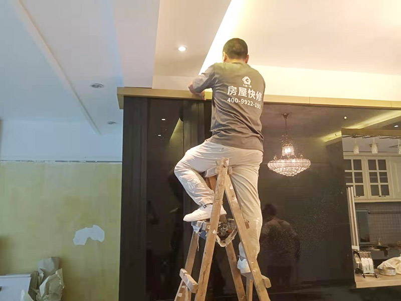 拆除舊墻體表面附著物是二次裝修中必須進行的一項工作，一般包括墻面原有乳膠漆和膩子層的鏟除、原有木裝修、原有其它表面裝飾物如壁紙等的拆除等。