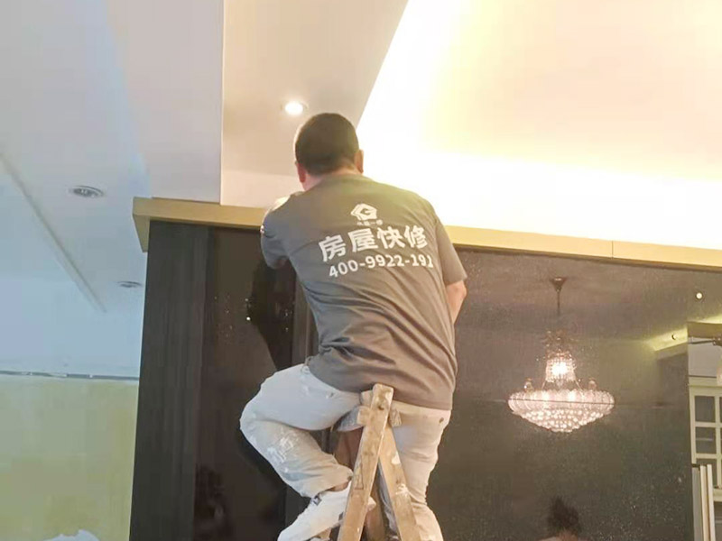 拆除舊墻體表面附著物是二次裝修中必須進行的一項工作，一般包括墻面原有乳膠漆和膩子層的鏟除、原有木裝修、原有其它表面裝飾物如壁紙等的拆除等。