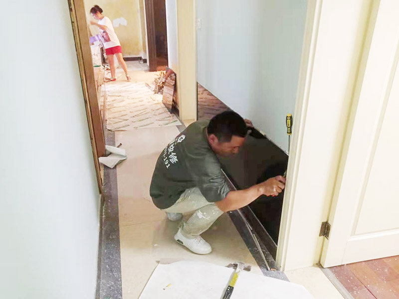 局部拆除裝修施工：主體拆改的過程中原材料的去留也是一個(gè)大問題，這在拆改前期就需要最好必須的準(zhǔn)備，可以直接使用的材料也可以保留下來，這樣可以有效回收利用并且可以節(jié)省開支。主體拆改變動(dòng)越大、所需要的工期就越長，材料越高檔，相對價(jià)格就越高。